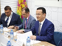 Губернатор Краснодарского края Вениамин Кондратьев и гендиректор Минского тракторного завода Виталий Вовк обсудили вопросы дальнейшего сотрудничества